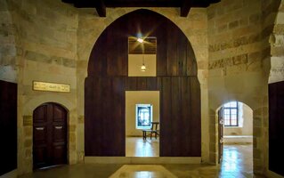 Eingang zur Gefängniszelle Bahá'u'lláhs in Akká Eingang zur Gefängniszelle Bahá'u'lláhs in Akká